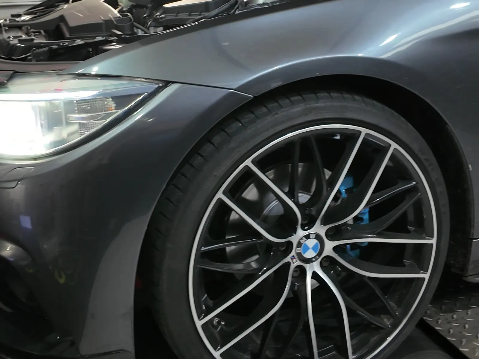 BMW 420d Coupé front wheel and headlight on the rollers