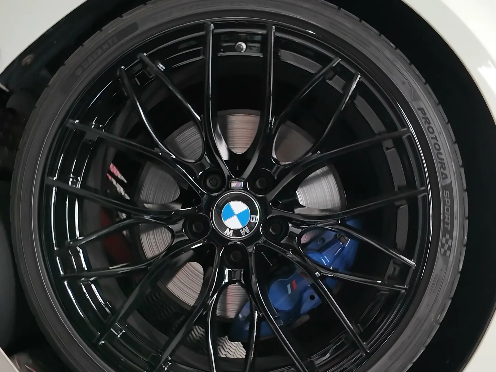 BMW 420d wheel detail on the dyno
