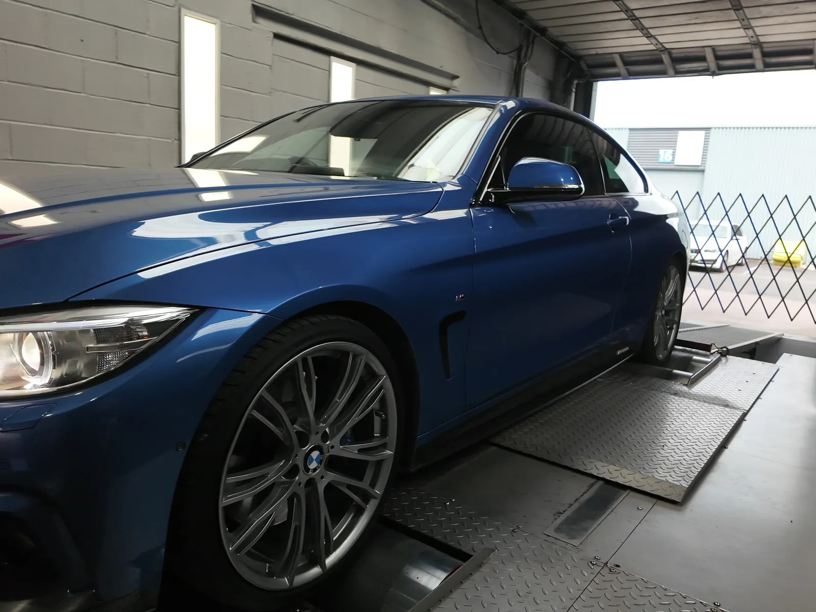 BMW 430d front three-quarter on the rollers