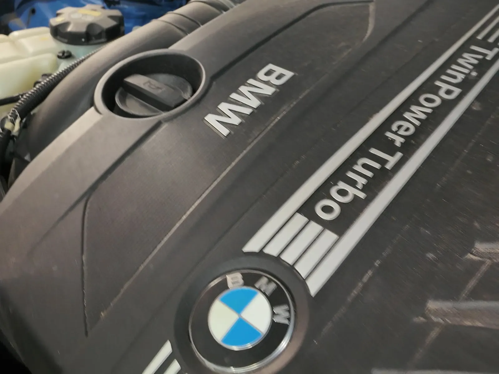 BMW 435d xDrive Coupé N57 3.0 twin-turbo diesel engine bay