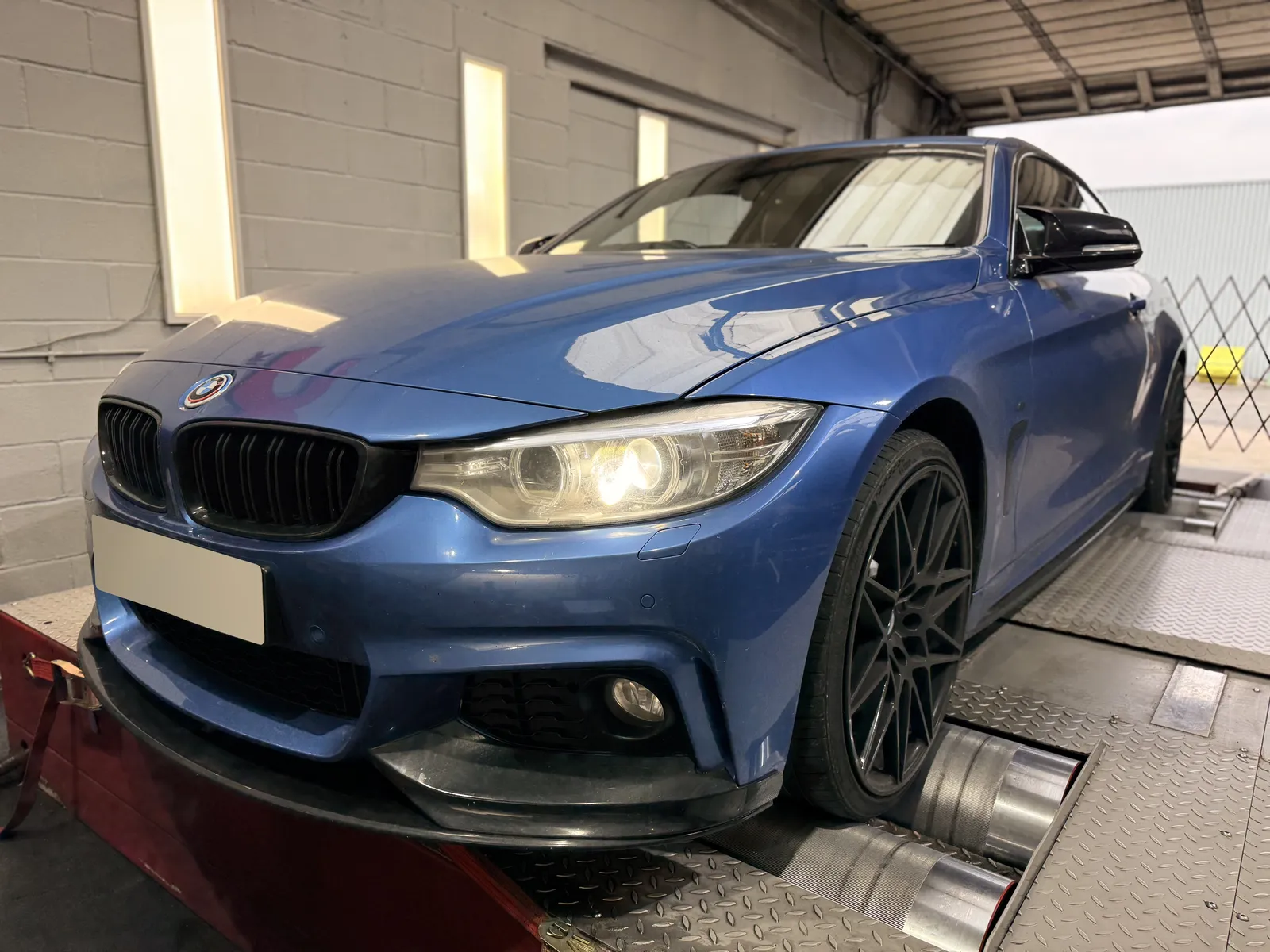 BMW 435d xDrive Coupé front three-quarter on the dyno