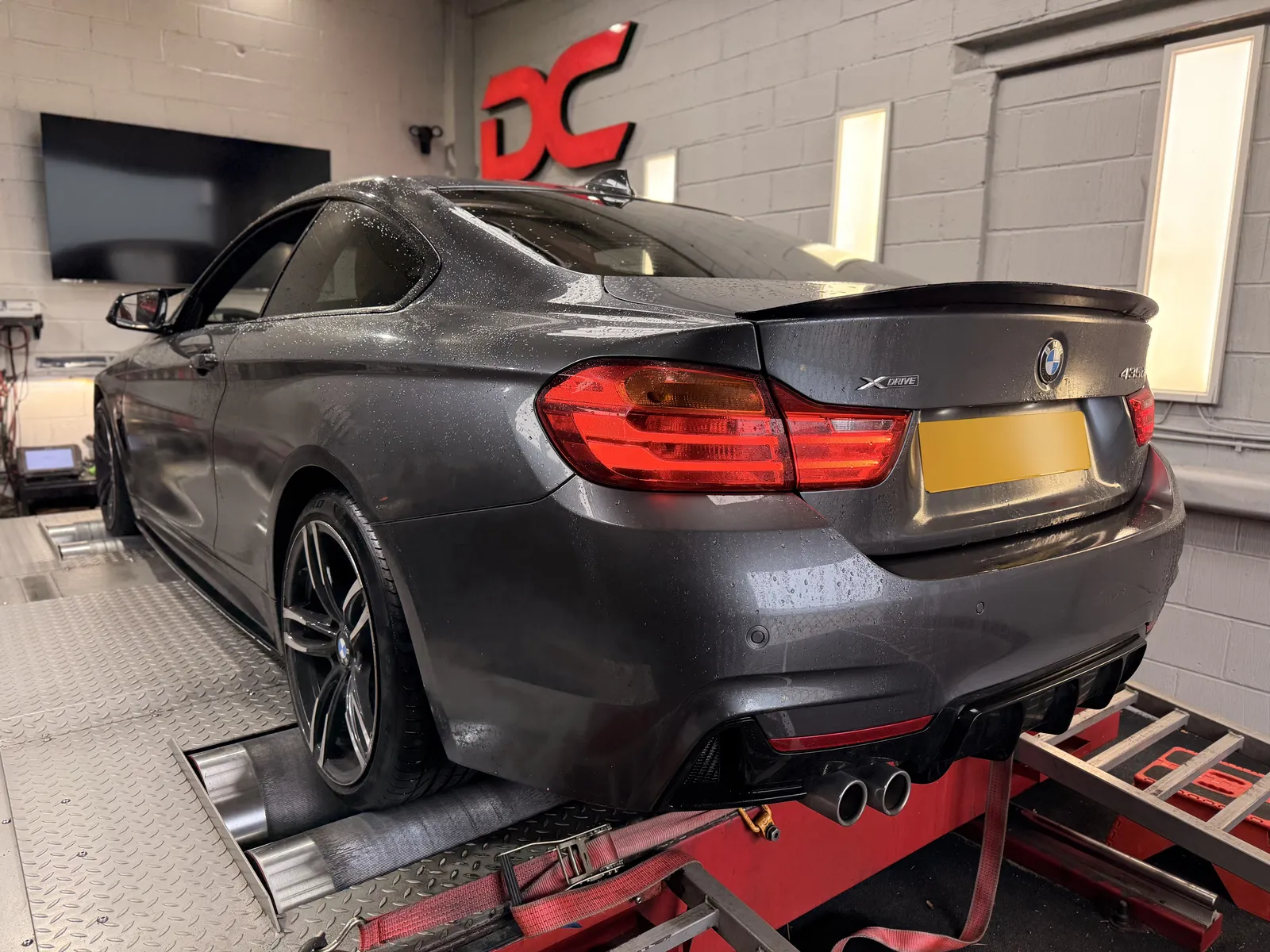 BMW 435d xDrive Coupé rear three-quarter on the dyno under the DC sign