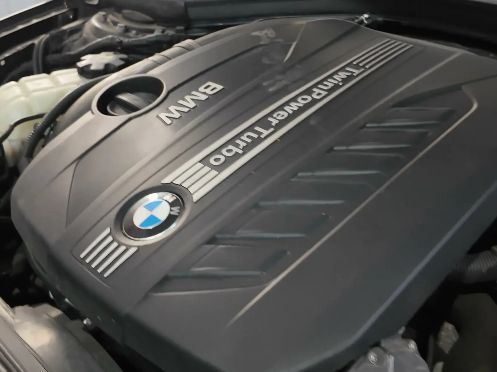 BMW 435d xDrive Coupé N57 3.0 twin-turbo diesel engine bay