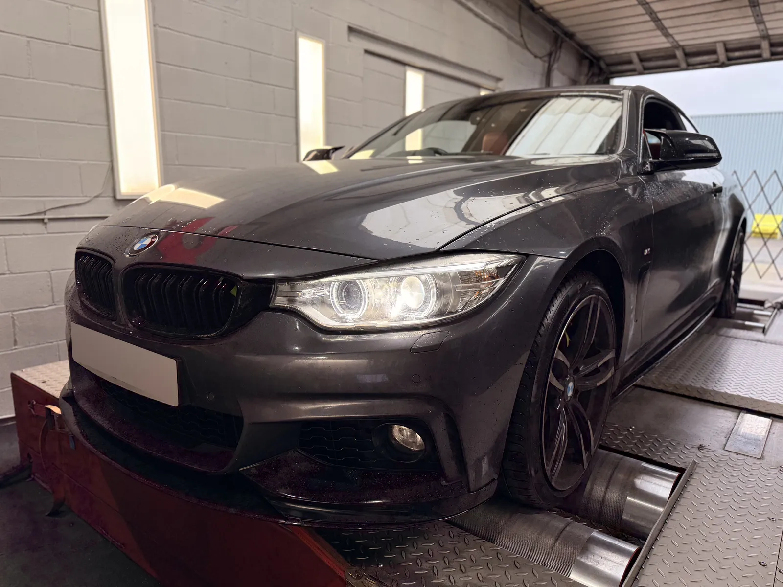 BMW 435d xDrive Coupé front three-quarter on the dyno