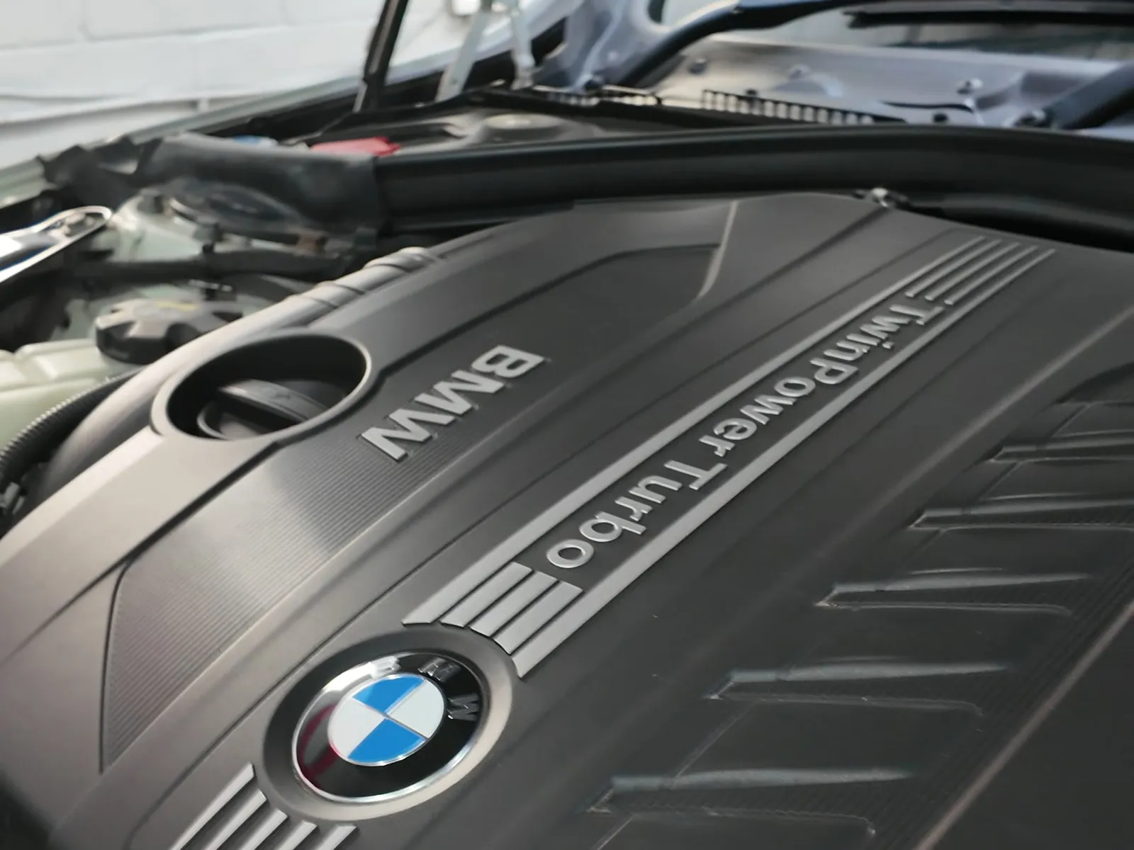 BMW 435d xDrive N57 3.0 twin-turbo diesel engine bay