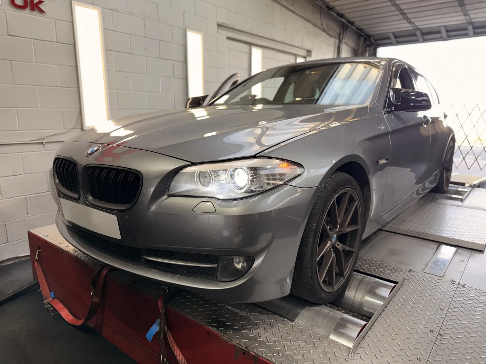 BMW 530d front three-quarter on the dyno