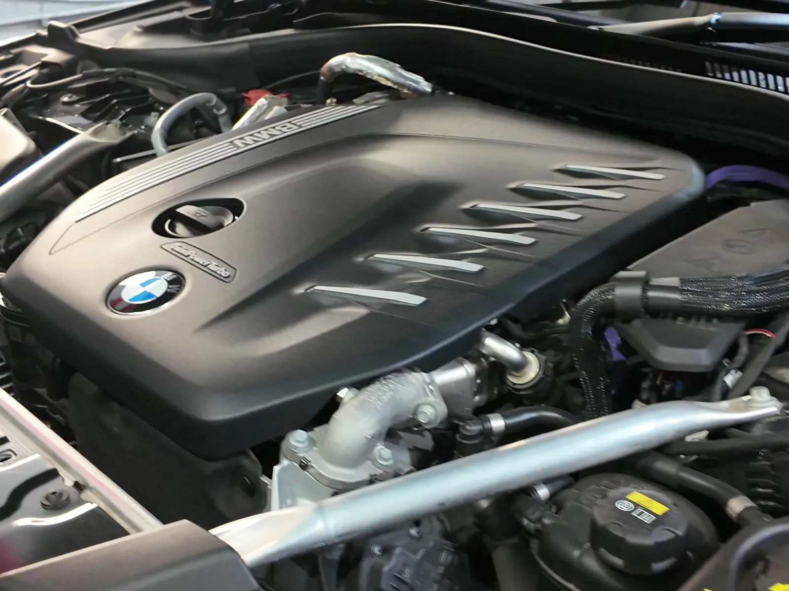BMW 530d xDrive B57 engine bay
