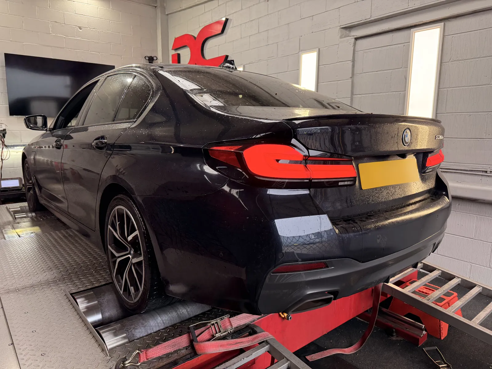 BMW 530e rear three-quarter on the dyno under the DC sign