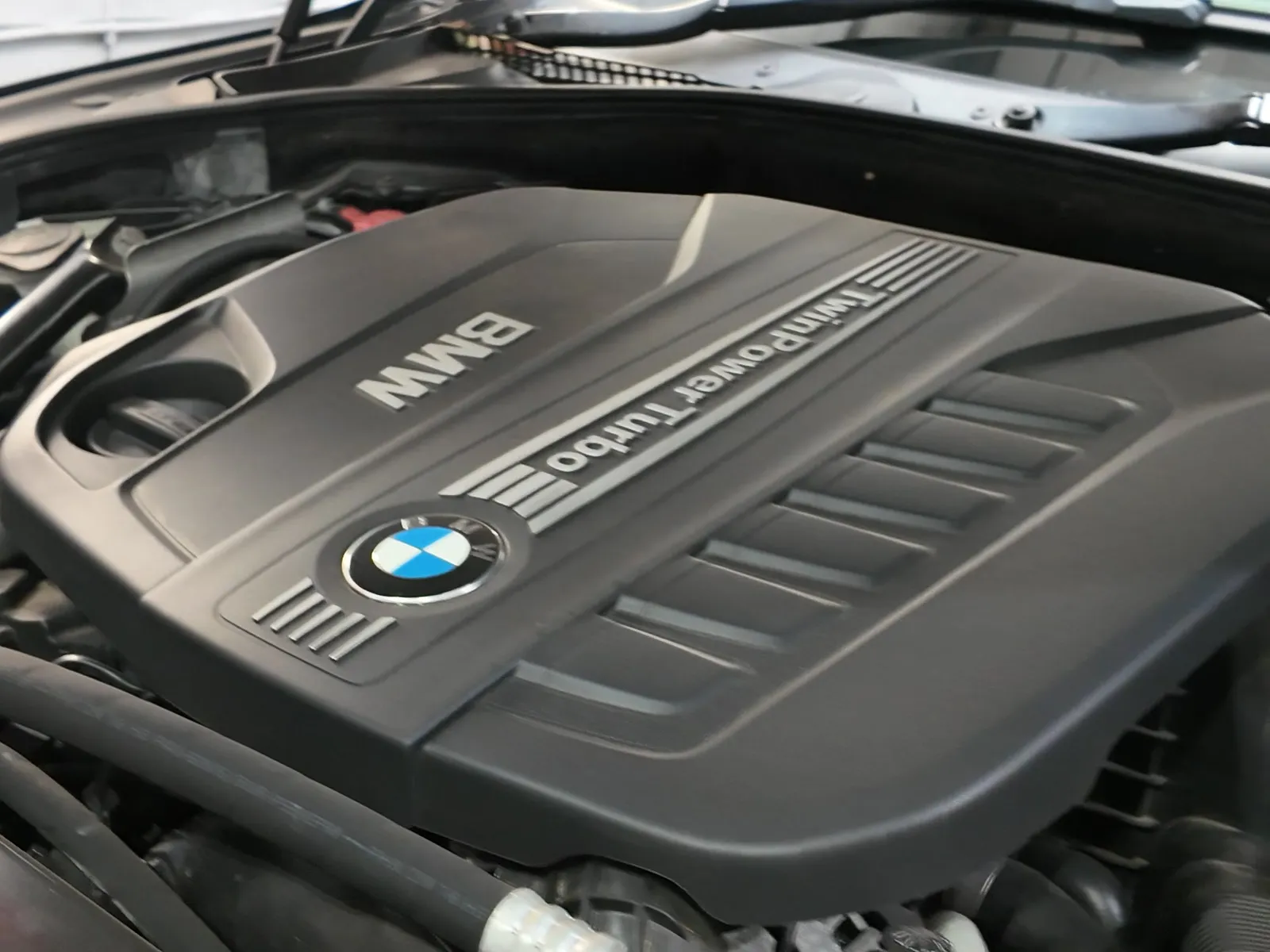 BMW 640d Convertible N57 3.0 twin-turbo diesel engine bay