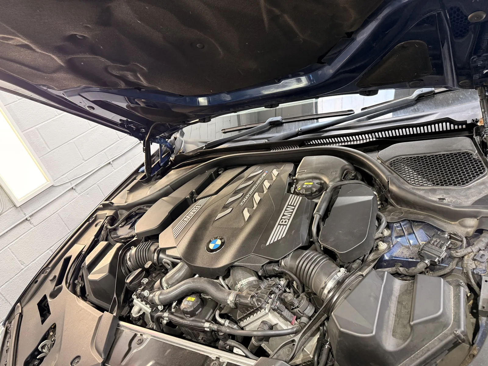 BMW M550i xDrive 4.4 twin-turbo V8 engine bay
