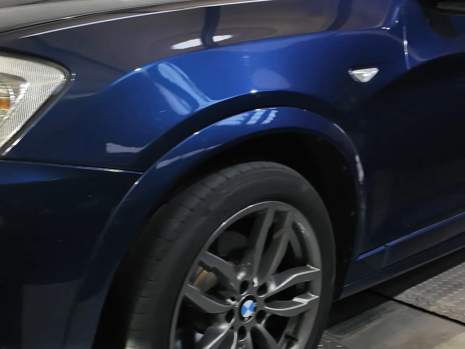 BMW X3 xDrive30d front three-quarter on the rollers