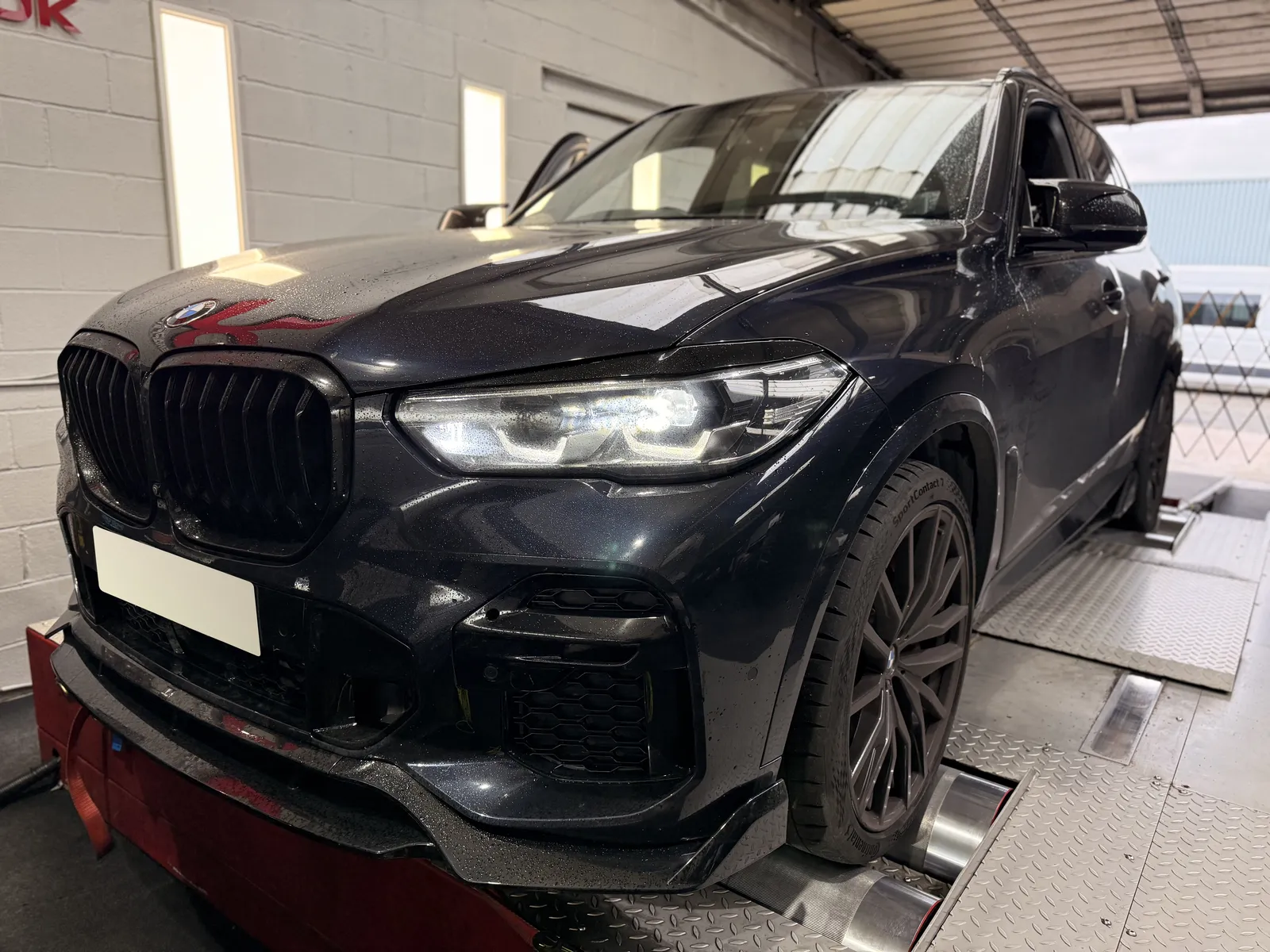 BMW X5 40d front three-quarter on the rollers