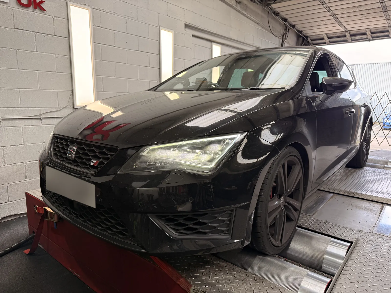 SEAT Leon Cupra 290 front three-quarter on the dyno