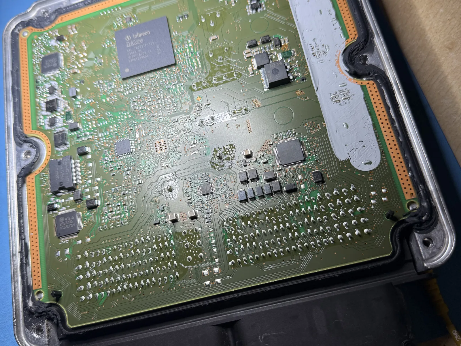 Skoda Superb Bosch ECU opened on the bench for unlocking