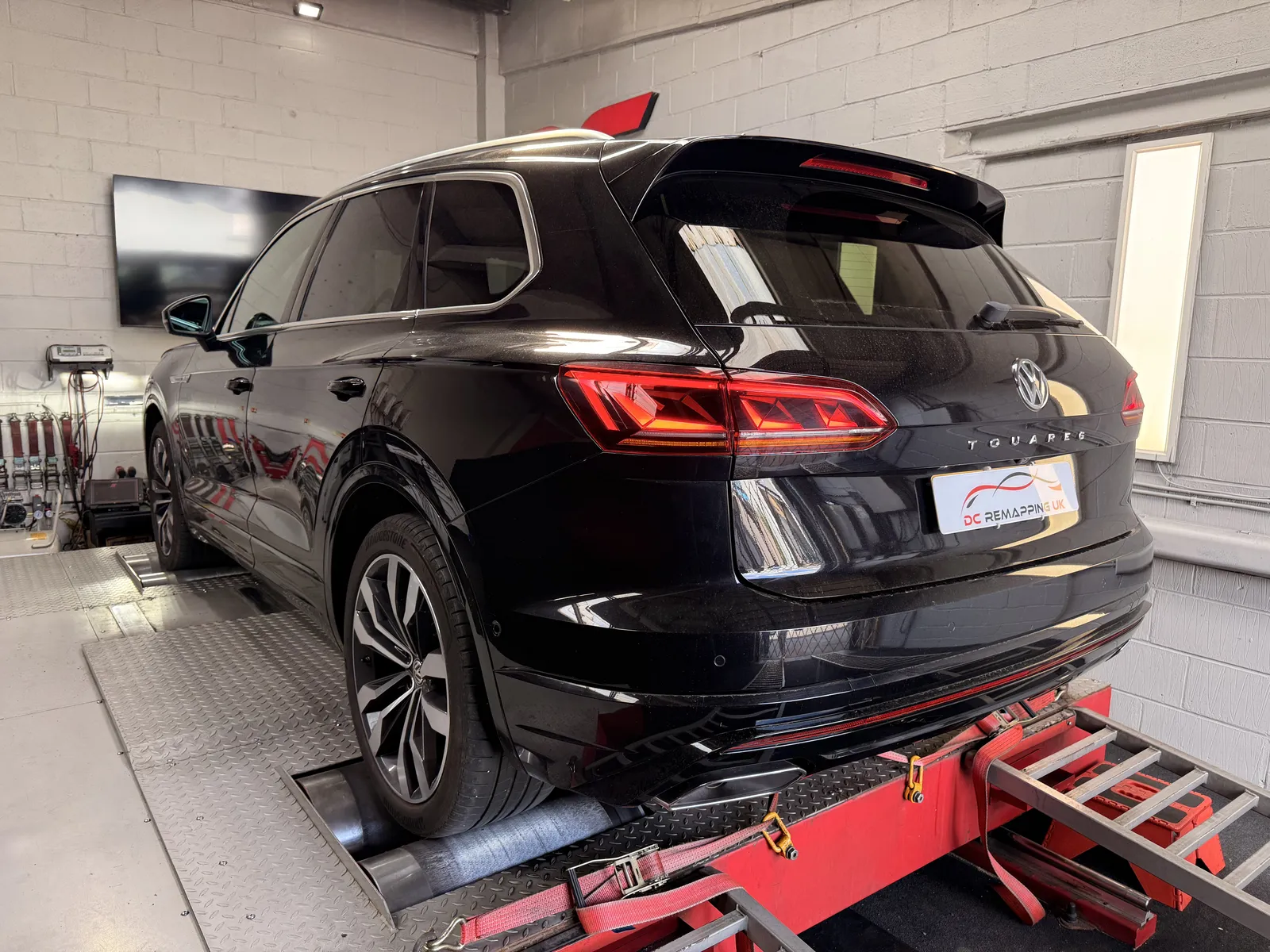 VW Touareg V6 TDI rear three-quarter on the dyno